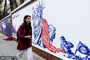مراسم رونمایی از دیوارنگاره‌های جدید لانه جاسوسی سابق آمریکا