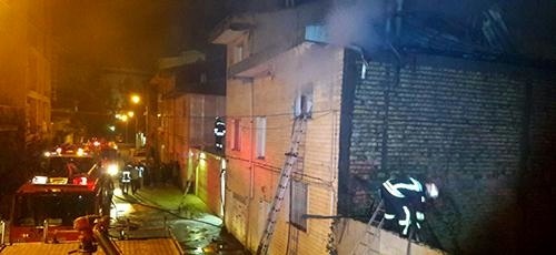 آتش‌سوزی در خیابان مدرس رشت  ریزش آوار و حادثه‌ برای یکی از آتش‌نشانان
