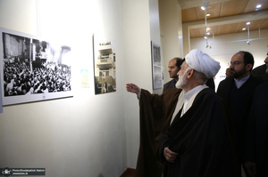 بازدید آیت الله دری نجف آبادی از نمایشگاه عکس امام دل‌ها‎