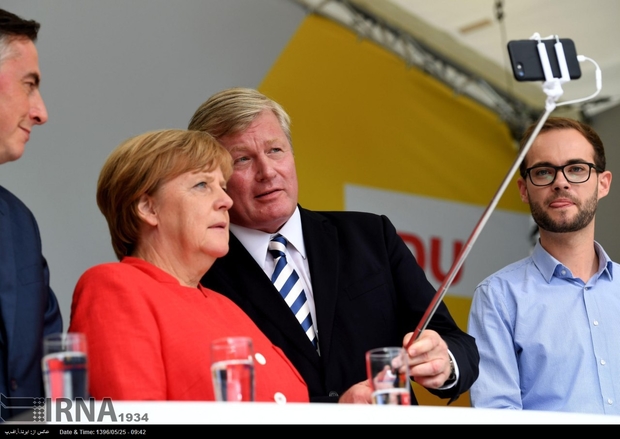 تب سلفی گرفتن «آنگلا مرکل» در جریان انتخابات اتحادیه دموکرات مسیحی آلمان