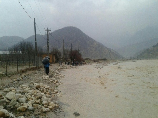 کارکنان آب منطقه ای البرز به کمک سیل زدگان شتافتند