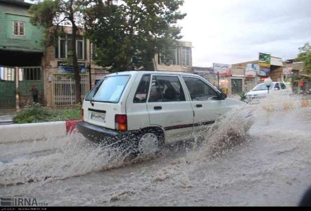 بارش باران و تگرگ باعث آب گرفتگی خیابان های بجنورد شد