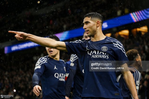 عکس| اشرف حکیمی با لباس جلابه و اسکوتر آمد!