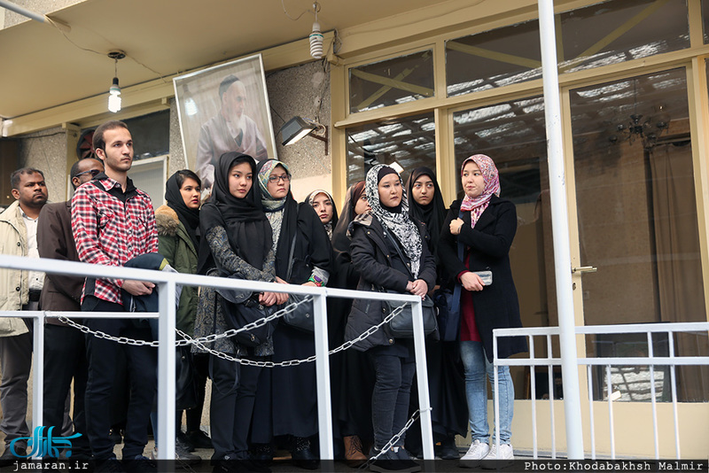 بازدید جمعی از دانشجویان زبان فارسی کشورهای خارجی از بیت امام در جماران 