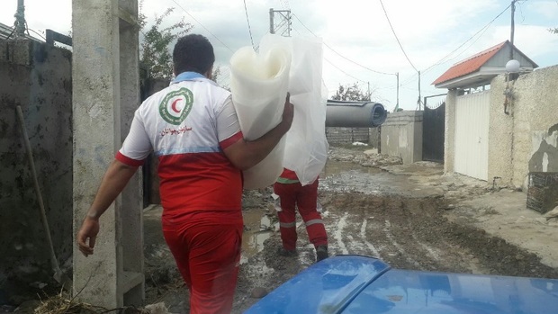 امدادگران تا تخلیه کامل سیلاب در کنار سیلزدگان می مانند