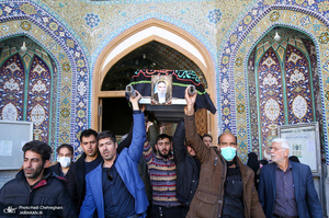 مراسم تشییع مرحوم حاج عیسی جعفری خادم امام خمینی (ره) در حرم حضرت معصومه (س)