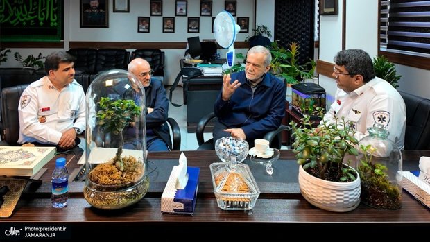 پزشکیان در بازدید از اورژانس تهران: اورژانس از ارکان کلیدی مدیریت بحران است/ کارنامه درخشان نیروهای امداد و نجات در جنگ 40 روزه ماندگار شد