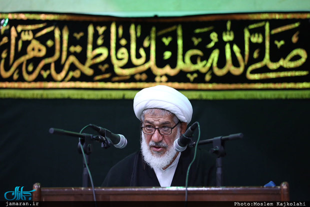 قرائت صحیفه امام خمینی از سوی آیت الله امجد در عزاداری اربعین