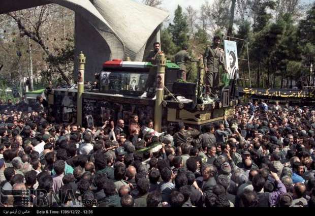 تشییع پیکر سید احمد خمینی از مقابل دانشگاه تهران با حضور مردم عزادار+ تصاویر