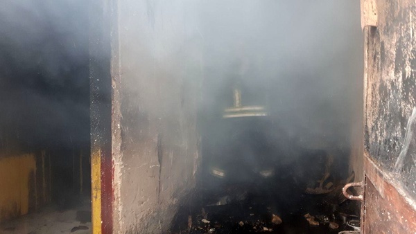 آتش‌سوزی منزل مسکونی به دلیل اتصالی در شارژر موبایل