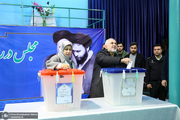 حضور محمدجواد ظریف و همسرش در حسینیه جماران برای شرکت در انتخابات