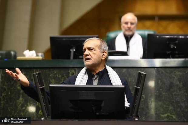 روزنامه نزدیک به قالیباف: نهیب رهبری درباره عدم تقابل با پزشکیان متوجه نمایندگانی است که با استیضاح و سوال از رئیس جمهور، به دولت فشار آوردند/ بیانات رهبر انقلاب را باید به‌مثابه یک نقشه راه چندلایه تحلیل کرد