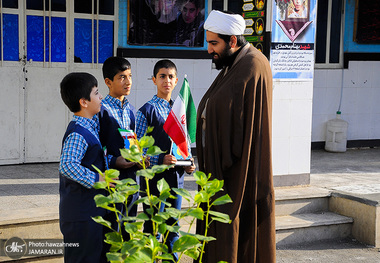 مشاور وزیر آموزش و پرورش: 3000 معلم «طلبه» بدون امتیاز خاص استخدام شدند/ کار مدارس وابسته به حوزه علمیه تقویت هویت دینی محصل است/ طلبه های طرح امین خودجوش در مدارس هستند/ برنامه و متون درسی مدارس وابسته به حوزه علمیه تفاوتی با سایر مدارس نخواهد داشت
