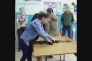 باز و بسته کردن اسلحه کلاشنیکف در یکی از مدارس روسیه !