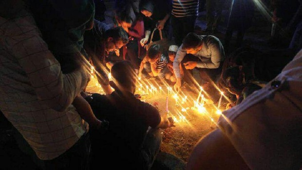 مردم اهواز به یاد شهدای حمله تروریستی شمع روشن کردند