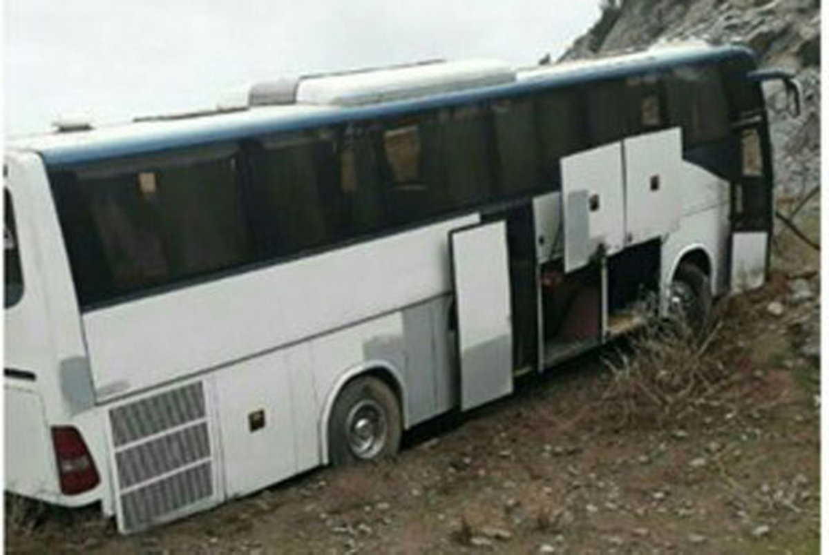 برخورد اتوبوس با کوه در آزاد راه قزوین - رشت