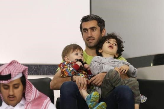 مجتبی جباری به همراه فرزندانش تماشاگران ویژه دیدار استقلال و الریان +عکس
