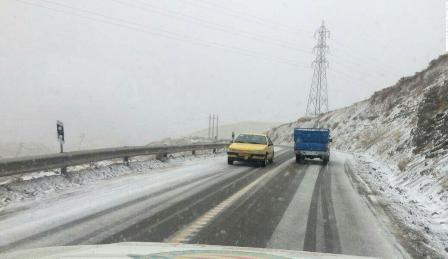 بارش برف در گردنه های استان قزوین  رانندگان تجهیزات زمستانی همراه داشته باشند