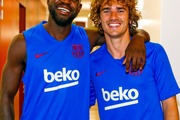 خوش آمد گویی بازیکنان بارسلونا به گریژمان+عکس