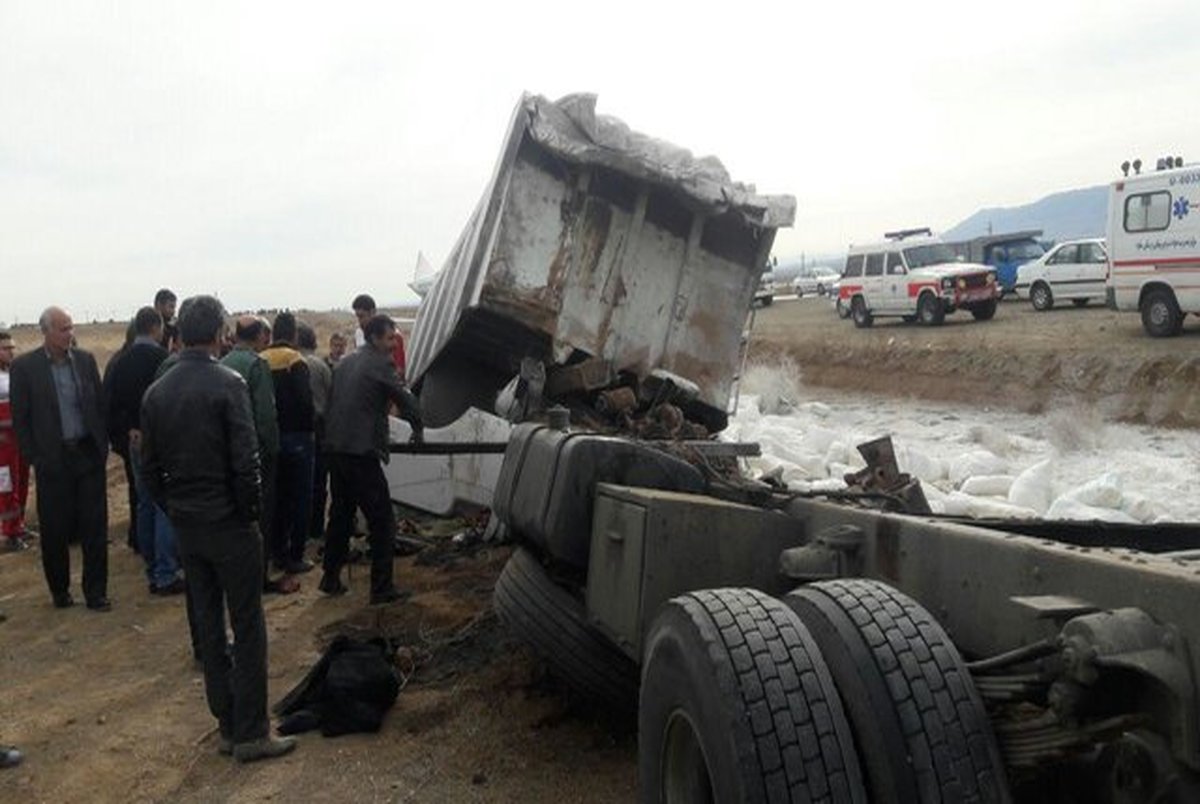 واژگونی کامیون در ساوه یک کشته بر جای گذاشت