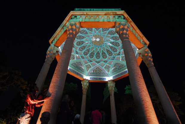 راهنمای رزرو هتل نزدیک حافظیه و باغ ارم شیراز