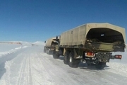 تداوم امدادرسانی ارتش به مناطق گرفتار در برف هشترود و چاراویماق