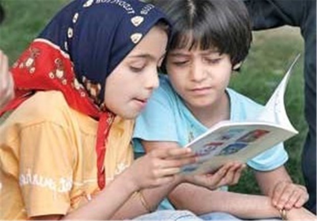 کودکان کرمانشاهی با هم کتاب می خوانند