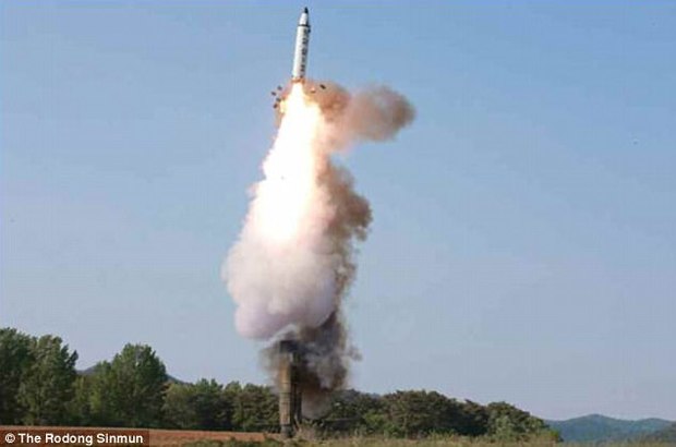 تصاویر آزمایش موشکی کره شمالی/ تولید انبوه موشکهایی که به پایگاههای آمریکا می رسد 