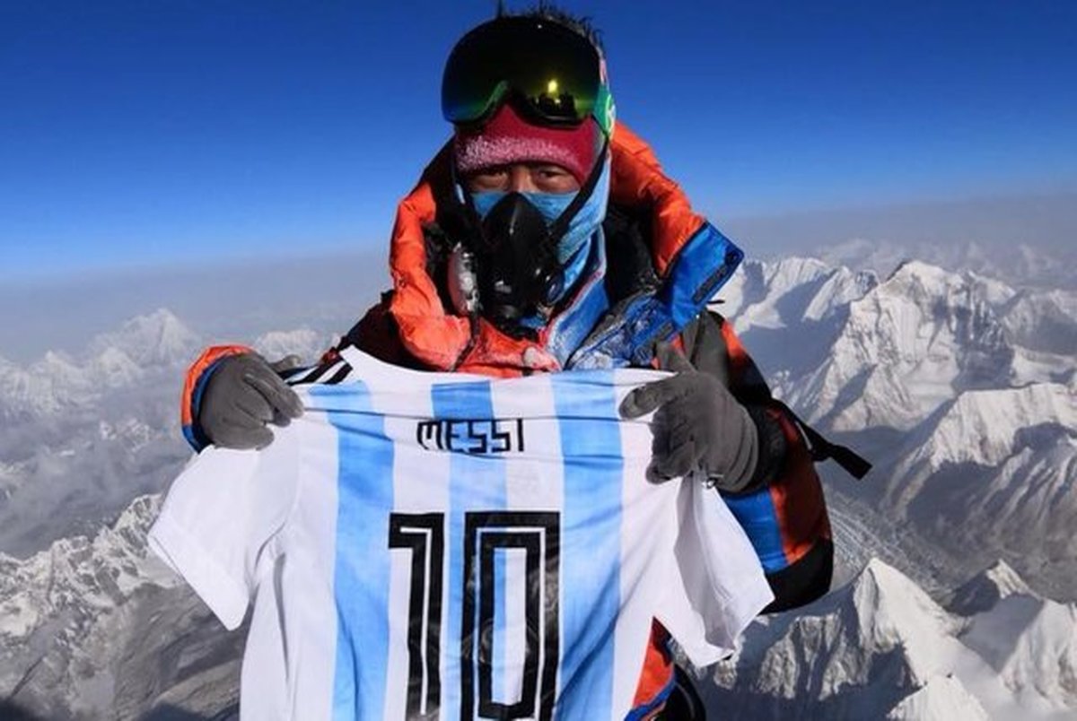 پیراهن مسی بر قله "اورست" + عکس
