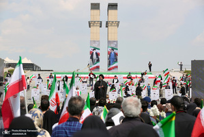 اجتماع مردمی بزرگداشت روز جمهوری اسلامی همراه با اهتزار بزرگترین پرچم مقدس در گذر فرهنگ