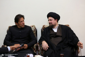 ادای احترام نخست وزیر پاکستان به مقام شامخ امام خمینی(س)