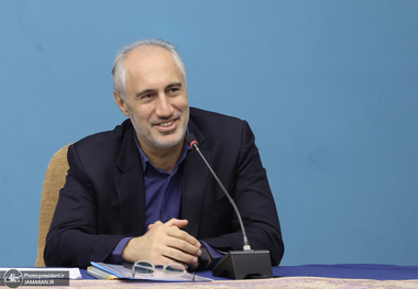 پورمحمدی، رئیس سازمان برنامه و بودجه: مجبور شدیم لایحه بودجه را با ریال جدید بنویسیم/ نباید سیگنال گران شدن نرخ ارز بدهیم/ باید مراقب باشیم بیش‌برآوردی نکنیم که در چاه تورم نیفتیم
