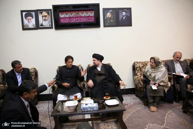 ادای احترام نخست وزیر پاکستان به مقام شامخ امام خمینی(س)