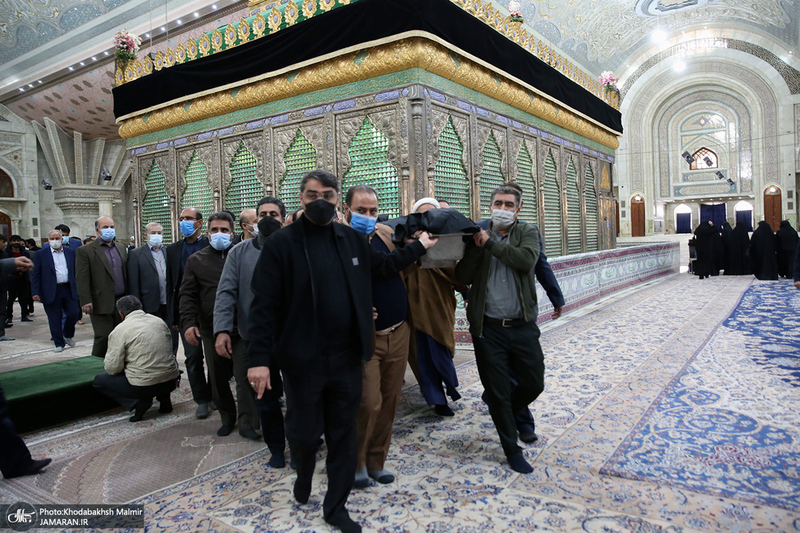 اقامه نماز بر پیکر مرحوم حاج محمد کمساری توسط سید حسن خمینی