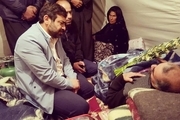 عذرخواهی معاون اول رئیس‌جمهور بابت حضور با کفش در چادر یکی از زلزله‌زدگان