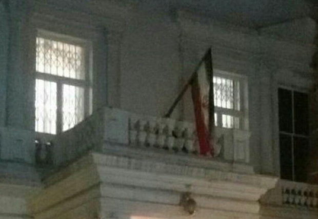 پرچم ایران در سفارت کشورمان در لندن به اهتزاز درآمد
