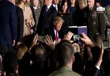 ترامپ بودجه نظامی 738 میلیارد دلاری آمریکا را امضا کرد/ نیروی فضایی به ششمین بخش ارتش تبدیل شد
