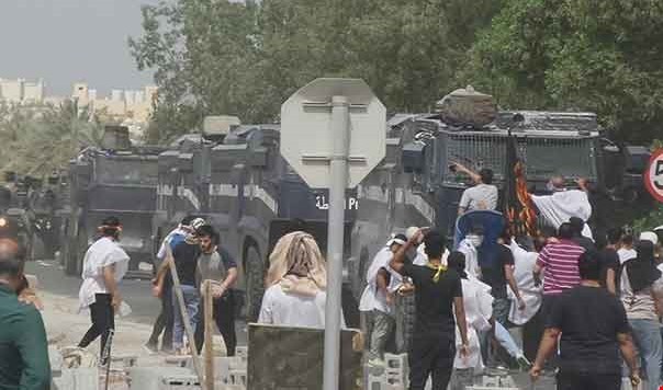 درگیری شهروندان بحرینی با نیروهای امنیتی در مناطق مختلف/ محاصره  منزل شیخ قاسم / یک نفر شهید و 100 نفر زخمی شدند/ چراغ سبز آمریکا و عربستان به حکومت بحرین