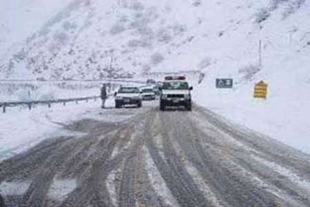 رانندگان بدون زنجیر چرخ در مسیرهای برفگیر جنوب کرمان تردد نکنند