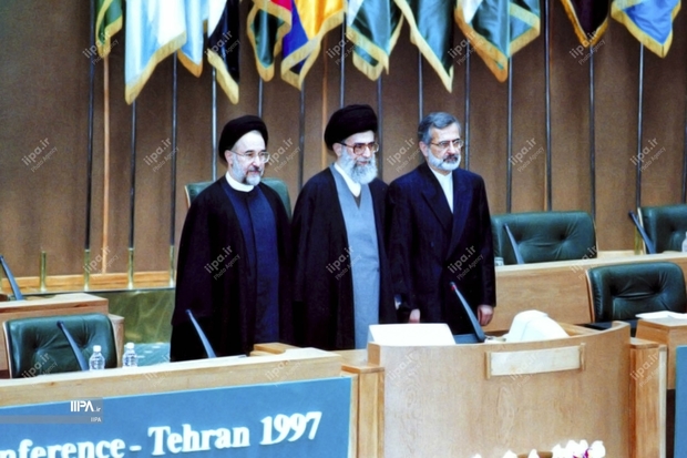 تصاویری کمتر دیده شده از هشتمین اجلاس سران کشورهای اسلامی در سال 76 با سخنرانی رهبر معظم انقلاب و سیدمحمد خاتمی