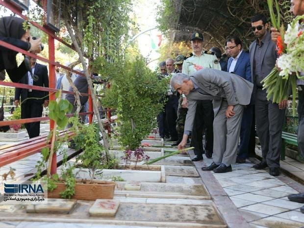 ادای احترام به شهدا، آغازگر برنامه های ویژه هفته دولت در استان فارس