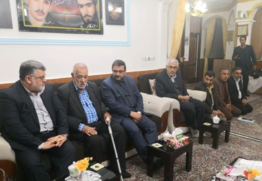 استاندار خراسان جنوبی با خانواده شهیدین شکوری دیدار کرد