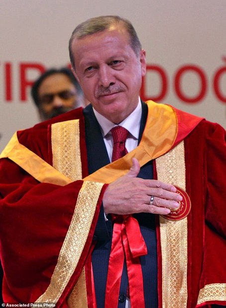 عکس/ اردوغان در کسوت دکترا