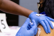 اخراج 200 کارمند یک بیمارستان به دلیل مخالفت با دریافت واکسن کرونا