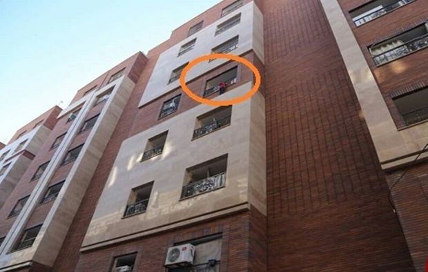 کودک در حال سقوط از طبقه پنجم ساختمان در قم نجات یافت