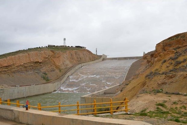سرریز شدن آب سدهای آذربایجان غربی در اثر بارشهای اخیر