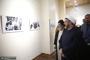 بازدید رئیس موسسه تنظیم و نشر آثار امام خمینی (س) از نمایشگاه عکس «امام دل‌ها‎»  و گذر فرهنگی هفته بر آستان آفتاب
