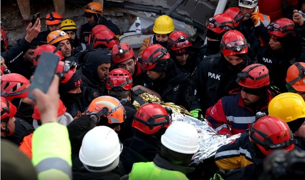 نجات معجزه آسای یک کودک و مادرش در ترکیه 150 ساعت پس از وقوع زلزله