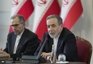 عراقچی: هیچ توافقی که در آن حق غنی‌سازی به رسمیت شناخته نشده باشد، را نخواهیم پذیرفت/ توانمندی‌ نظامی و دفاعی‌ ایران موضوع هیچ مذاکره‌ای نخواهد بود/ باید اطمینان حاصل شود در صورتی که مذاکراتی مجدداً آغاز شود، این روند به جنگ منتهی نخواهد شد