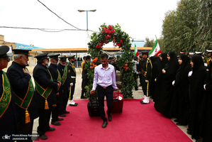 مراسم استقبال از كاروان خانواده های شهدای مدرسه شجره طیله میناب در ایستگاه راه آهن قم